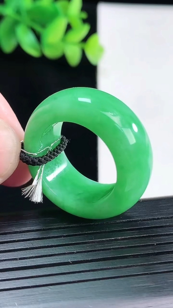 天然A货翡翠素面玉指环扳指，尺寸20.3-11.6-5.8重量:14.79g2026年4月13日
工厂直销收藏佳品,种好水足，色泽均匀，有种有色，上手高大气！