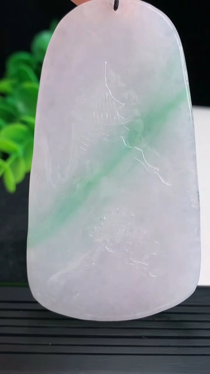 天然A货翡翠山水牌吊坠尺寸72.8-42.9-10.9重量:54.26g
4月13日