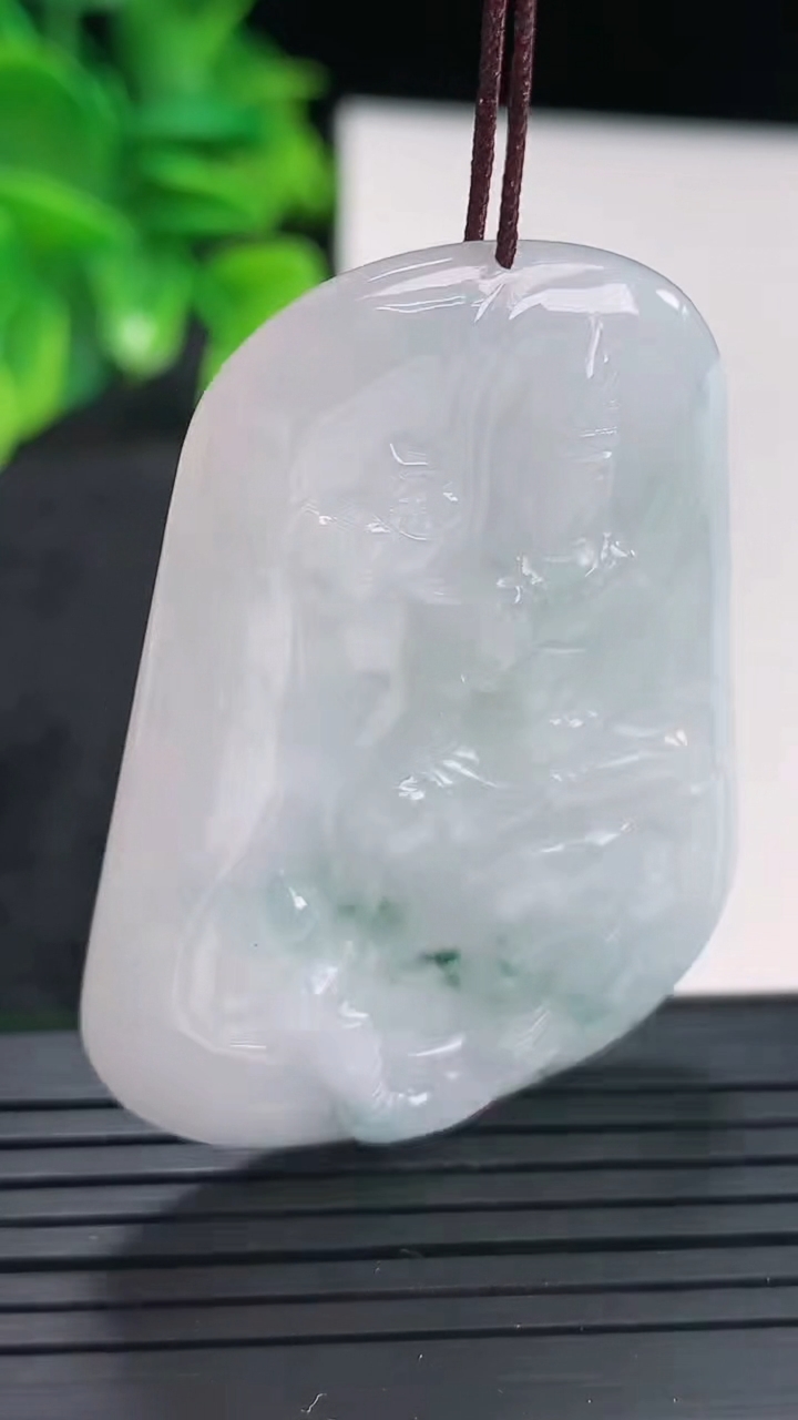 天然A货翡翠飘花普贤菩萨吊坠尺寸48.5-36.3-5.4重量:19.91g
4月13日