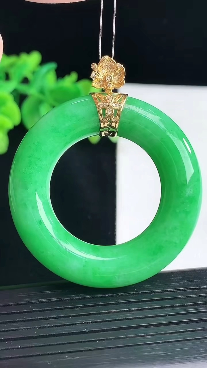 天然A货翡翠平安环吊坠，尺寸49-10重量:34.99g
4月13日