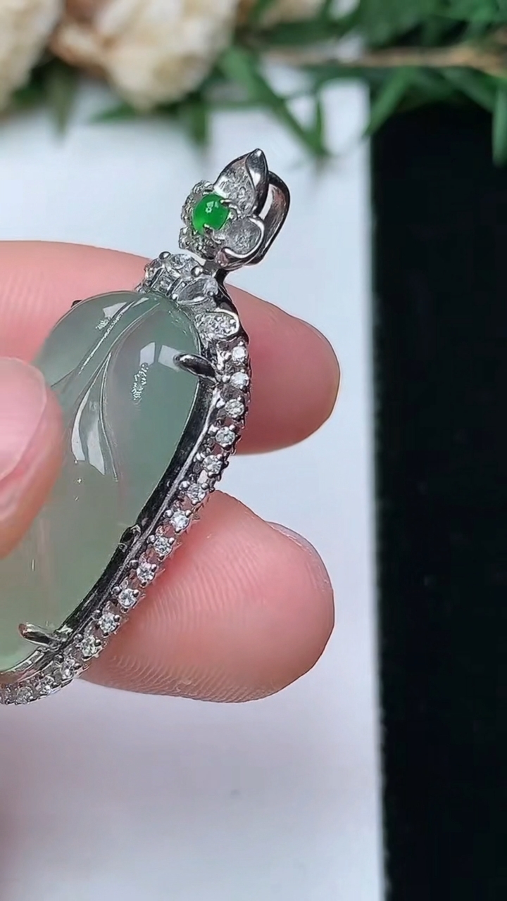 天然A货翡翠金枝玉叶 叶子吊坠，尺寸34.7-16-7.6，裸石13.3-13，重量:4.59g
4月13日