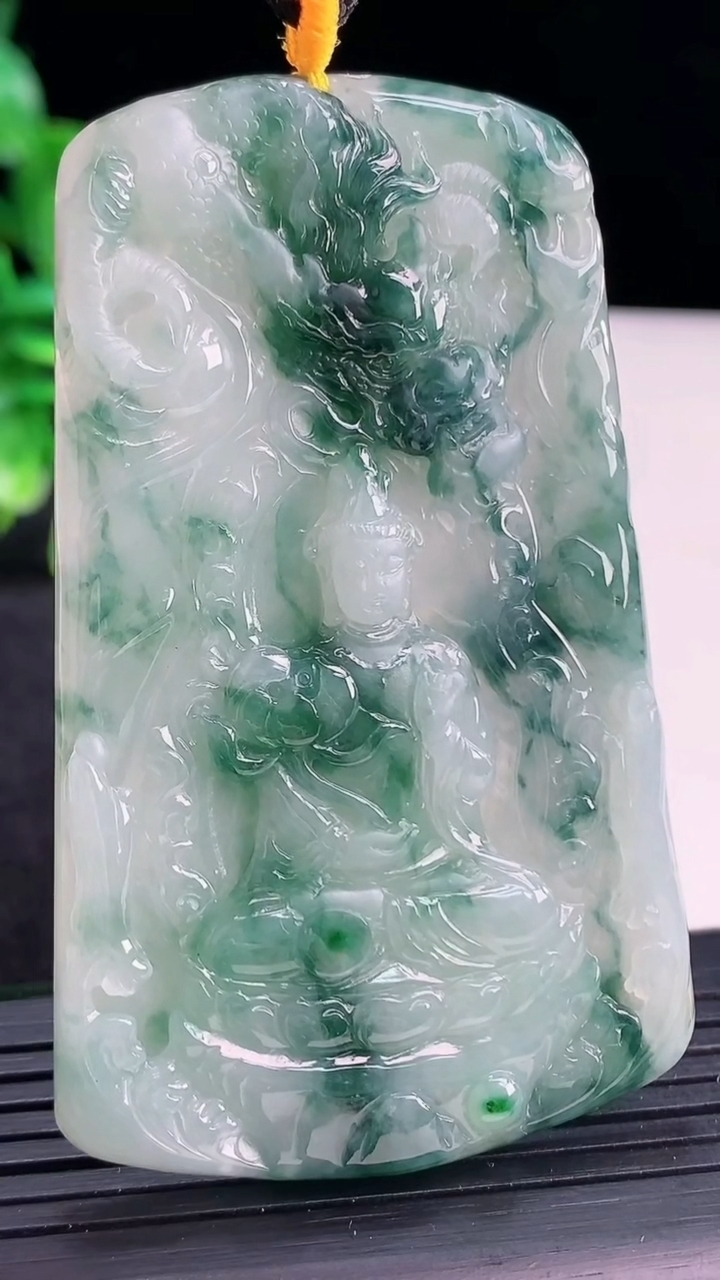 天然A货翡翠飘花祥龙大势至菩萨吊坠尺寸70.1-43-5重量:34.04g
4月13日