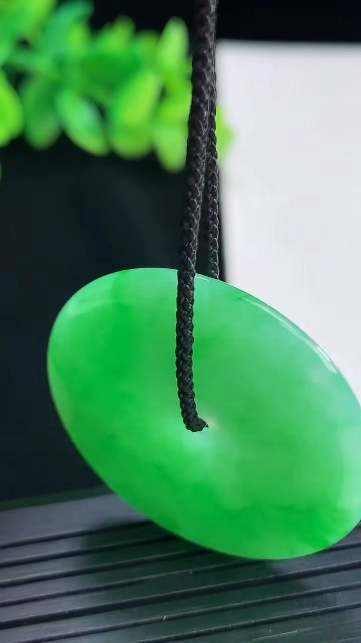 天然A货翡翠平安扣吊坠，尺寸36-5重量:13.61g
4月13日