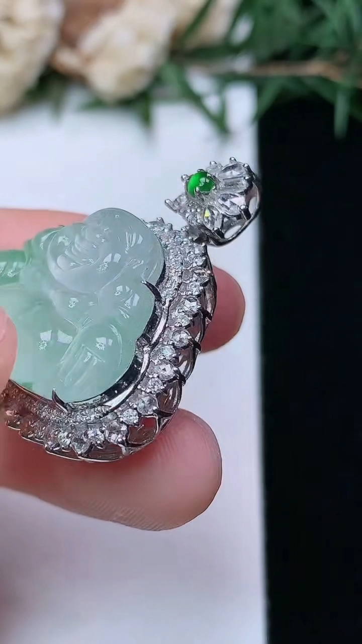 天然A货翡翠佛公吊坠，尺寸30.5-25.8-12.2，裸石16.8-21.4，重量:7.78g
4月13日