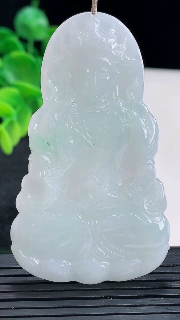 天然A货翡翠度母观音吊坠尺寸66-39.5-4.5重量:23.04g
4月13日