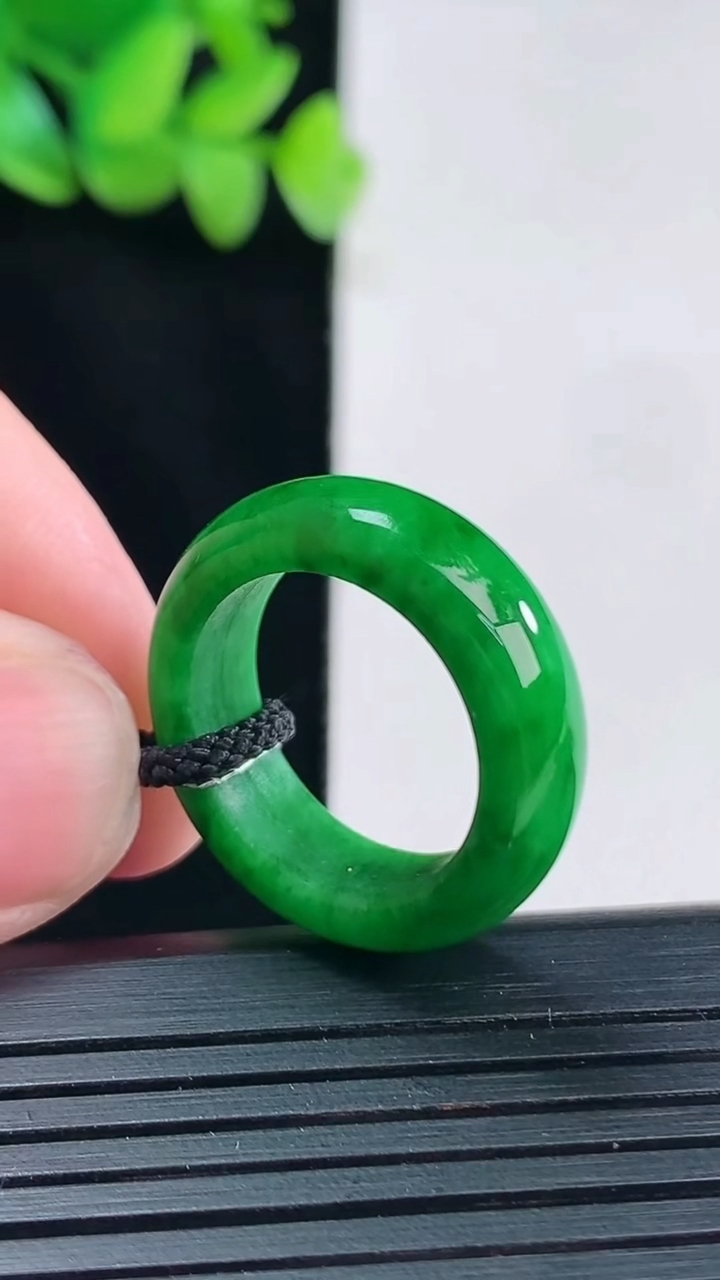 天然A货翡翠素面玉指环 戒指，尺寸17.2-7-4重量:4.97g2026年4月13日
工厂直销收藏佳品,种好水足，色泽均匀，有种有色，上手高大气！