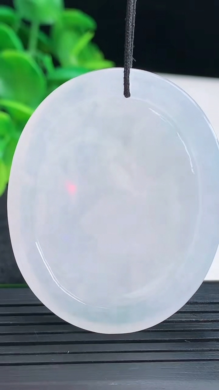 天然A货翡翠生肖虎吊坠尺寸50.2-40.7-7.1重量:29.00g
4月13日