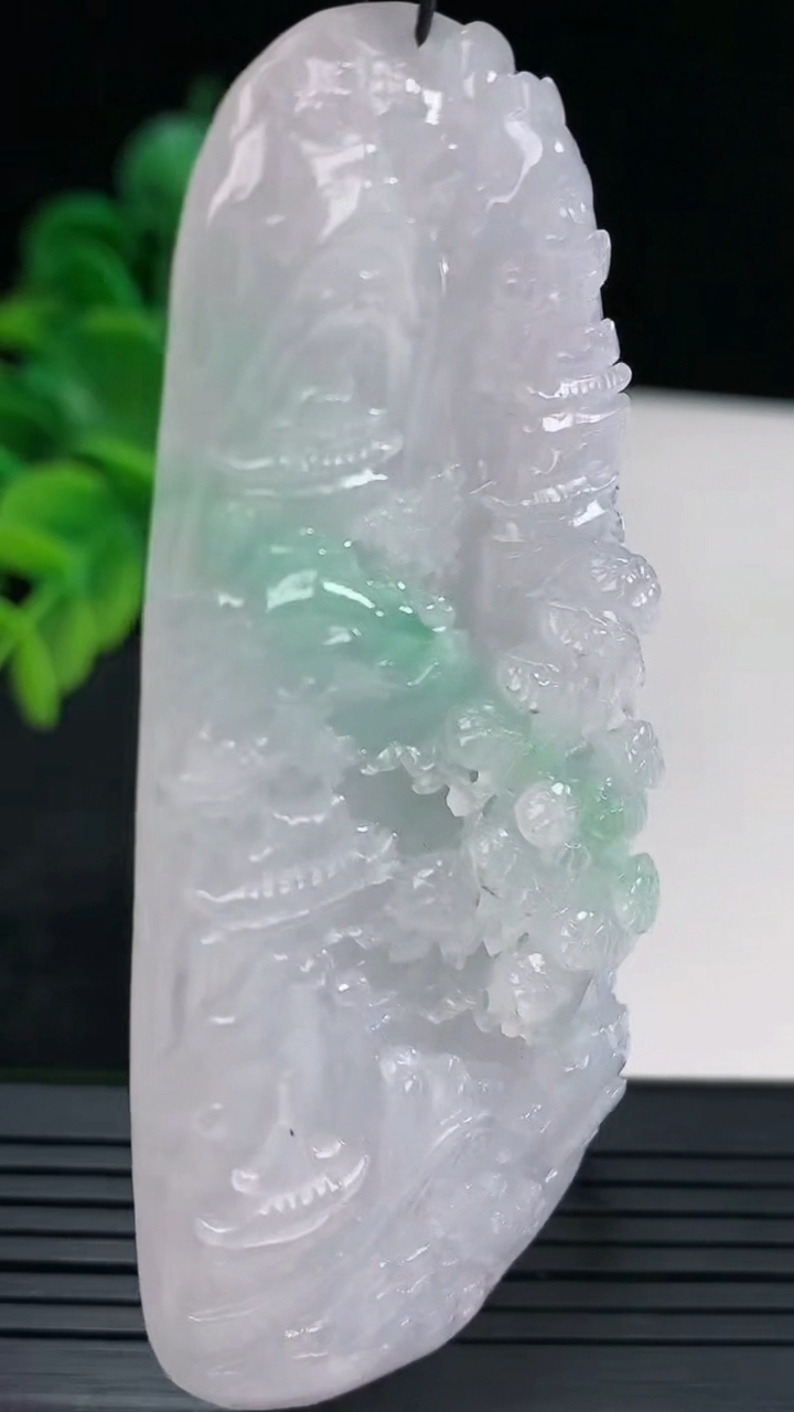 天然A货翡翠山水牌吊坠尺寸72.8-42.9-10.9重量:54.26g
4月13日