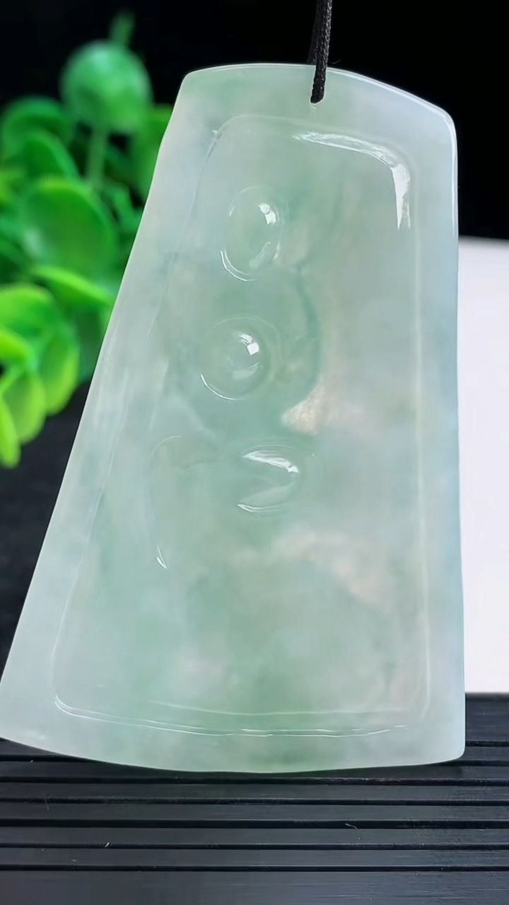 天然A货翡翠文殊菩萨吊坠尺寸67.6-47.1-5.8重量:31.42g
4月13日