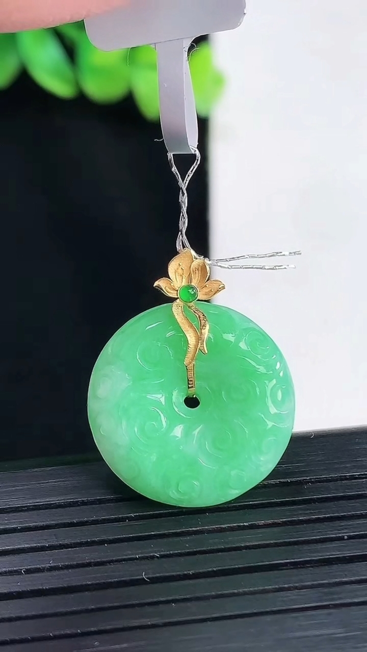 天然A货翡翠18k金仿古平安扣吊坠，尺寸21-6重量:5.06g
4月13日