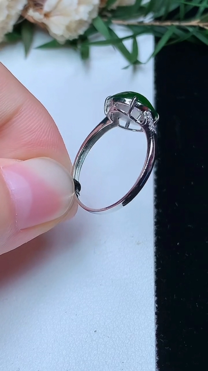 天然A货翡翠蛋面戒指，尺寸17-9，重量:1.56g2026年4月13日
工厂直销收藏佳品,种好水足，色泽均匀，有种有色，上手高大气！