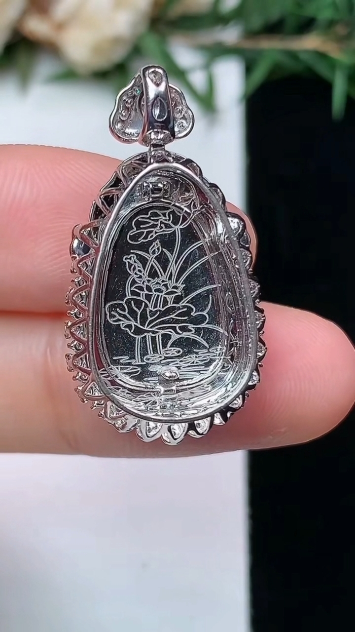 天然A货翡翠白冰财神爷吊坠，尺寸28.2-15-9.6，裸石18-12，重量:3.71g
4月13日