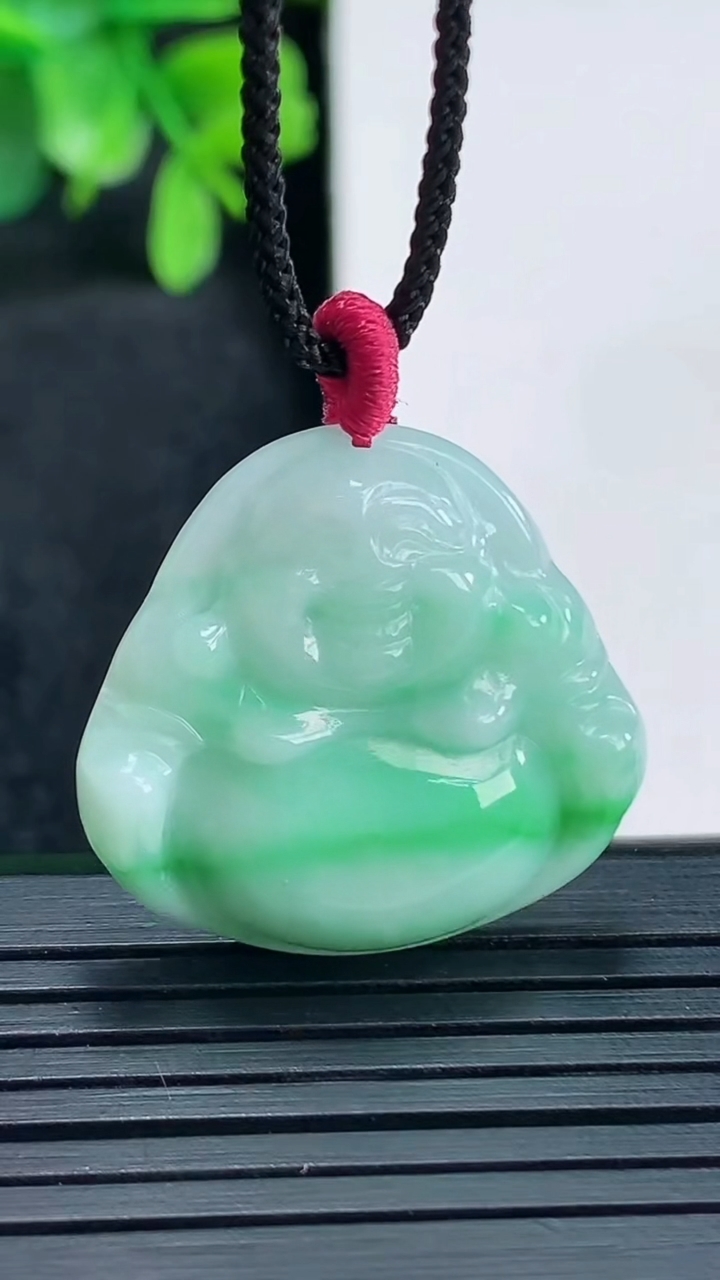 天然A货翡翠佛公吊坠尺寸25.5-26.7-6.1重量:6.83g
4月13日