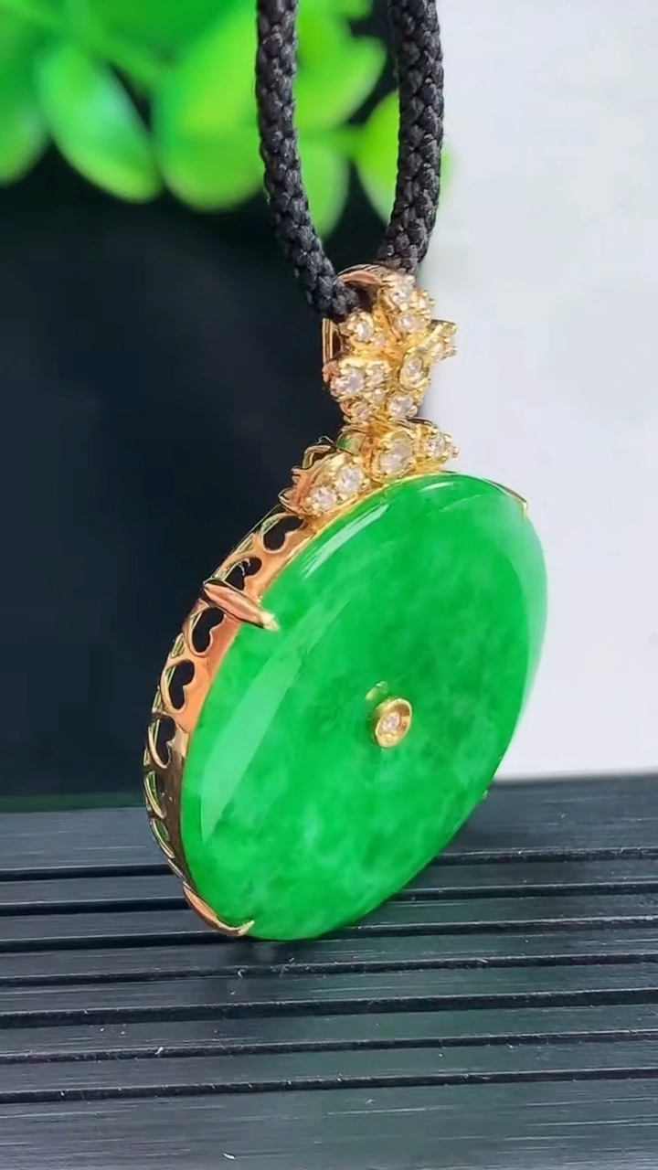 天然A货翡翠平安扣吊坠，尺寸35.5-25-6，裸石25.5重量:6.95g
4月13日