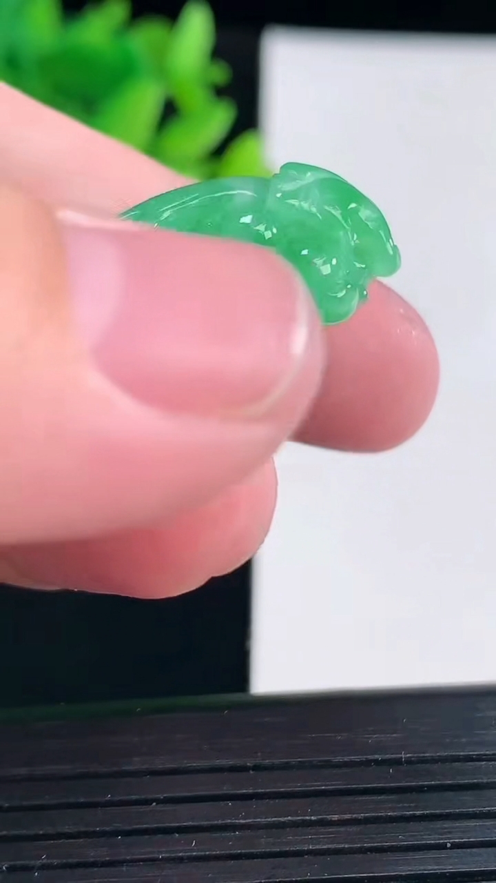 天然A货翡翠多子多福 葡萄吊坠，尺寸45.6-20-12重量:12.88g
4月13日