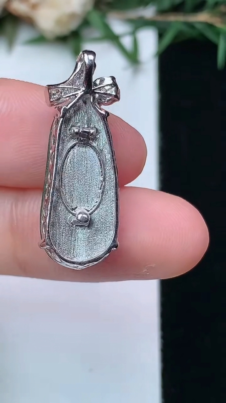 天然A货翡翠福豆吊坠，尺寸21-9.5-7，重量:3.02g
4月13日