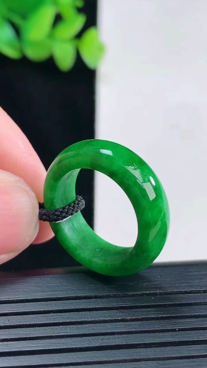 天然A货翡翠素面玉指环 戒指，尺寸17.2-7-4重量:4.97g2026年4月13日
工厂直销收藏