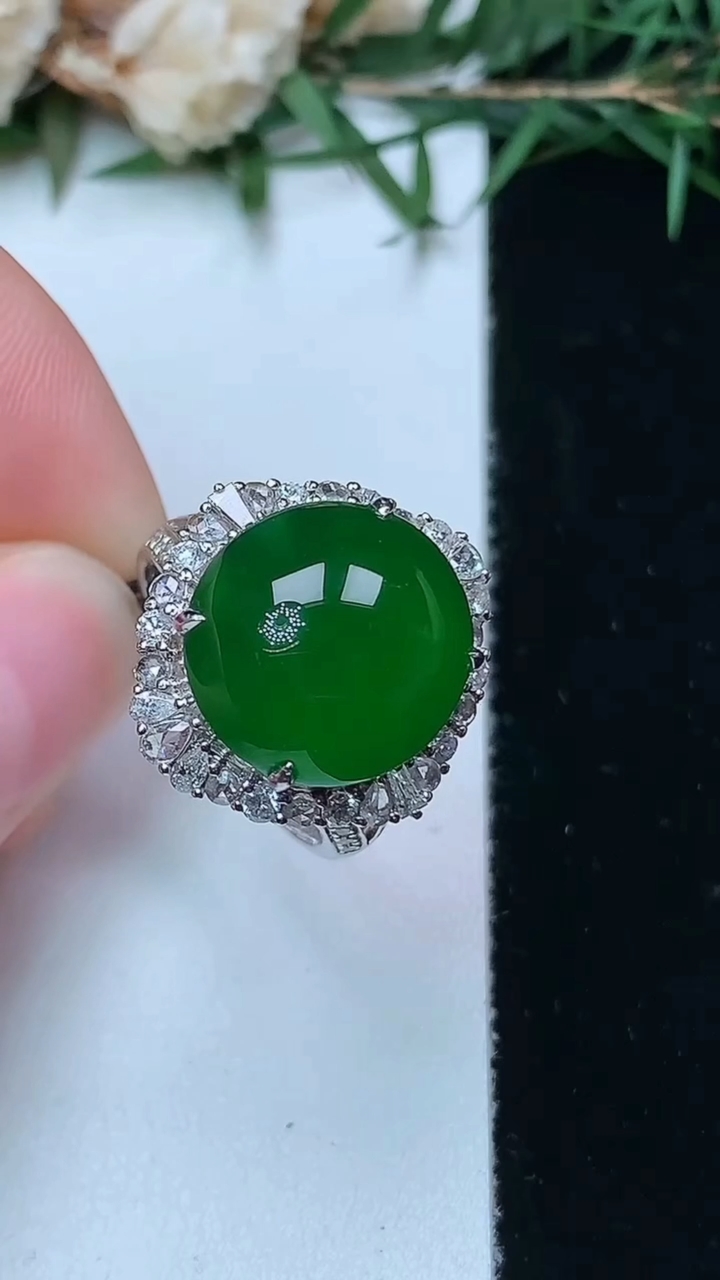 天然A货翡翠蛋面戒指，尺寸17.3-14-13，重量:6.24g2026年4月13日
工厂直销收藏佳