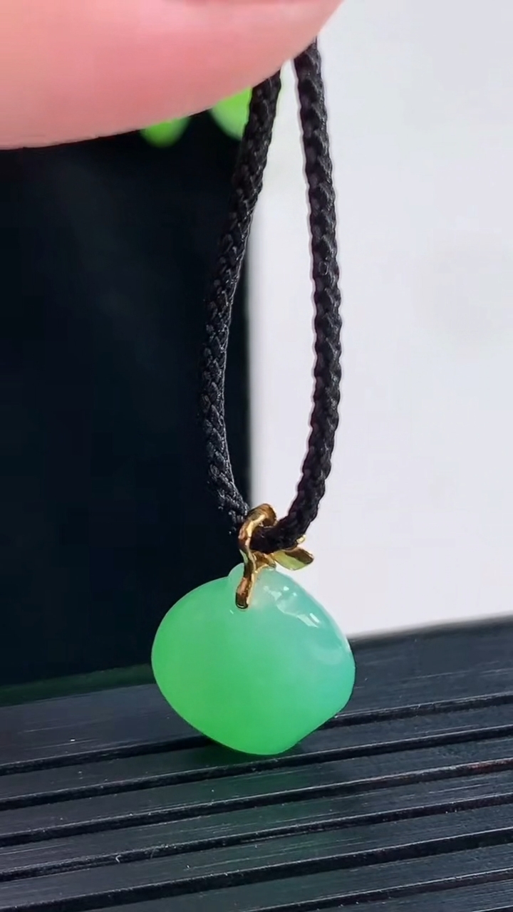 天然A货翡翠福瓜吊坠，尺寸15.5-12.5-6重量:1.97g
4月13日