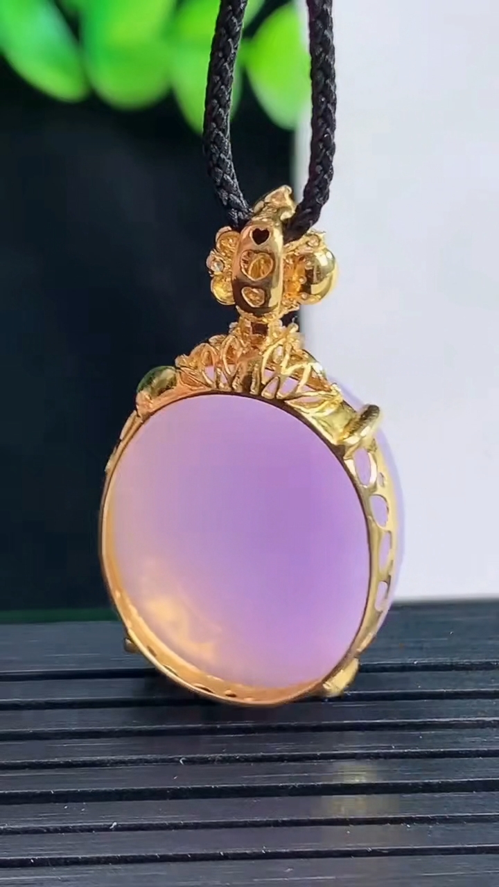 天然A货翡翠18宽金紫罗兰蛋面吊坠，尺寸33-18.5-10.8，裸石22-18.5重量:8.56g
4月13日