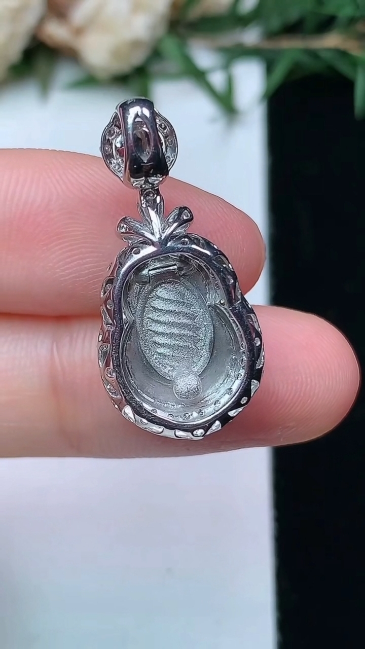 天然A货翡翠葫芦吊坠，尺寸26-12.7-7，裸石13-9.2，重量:2.56g
4月13日