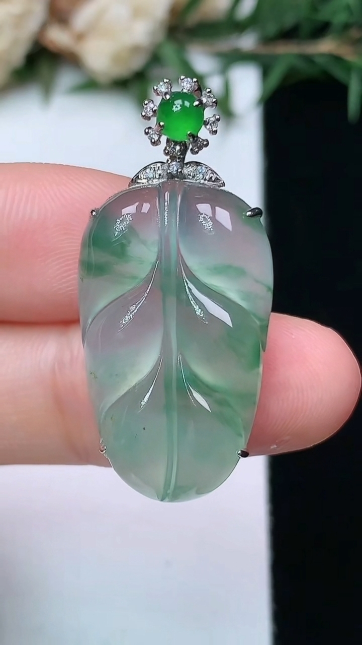 天然A货翡翠飘花金枝玉叶 叶子吊坠，尺寸24.3-15.3-7，重量:4.38g
4月13日