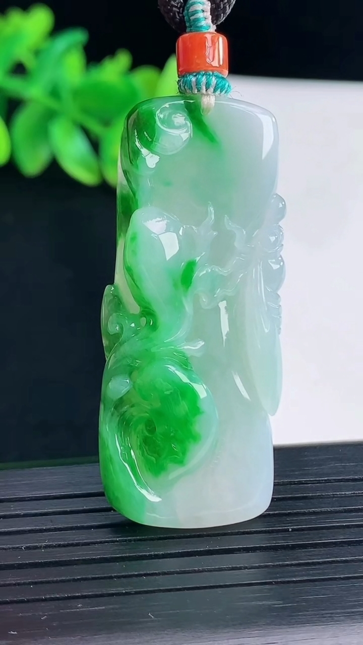 天然A货翡翠节节高升 竹节吊坠，尺寸48-21-9.2重量:20.54g
4月13日