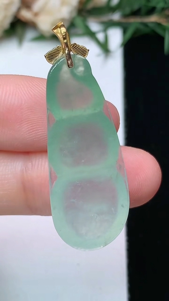 天然A货翡翠福豆吊坠，尺寸32-13.2-5.8，重量:4.76g
4月13日