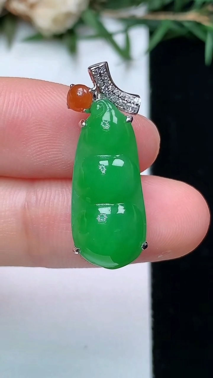 天然A货翡翠福豆吊坠，尺寸21-9.5-7，重量:3.02g
4月13日