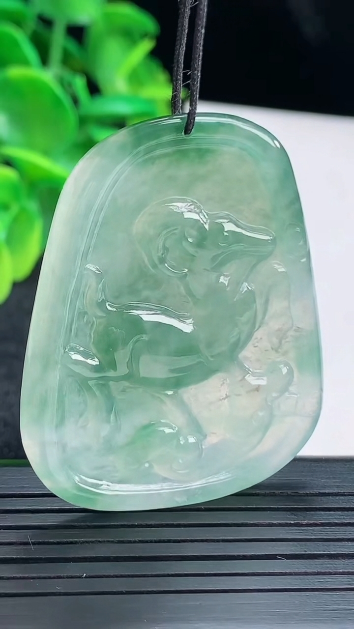 天然A货翡翠飘花生肖羊吊坠尺寸47.9-38-3.9重量:15.53g
4月13日