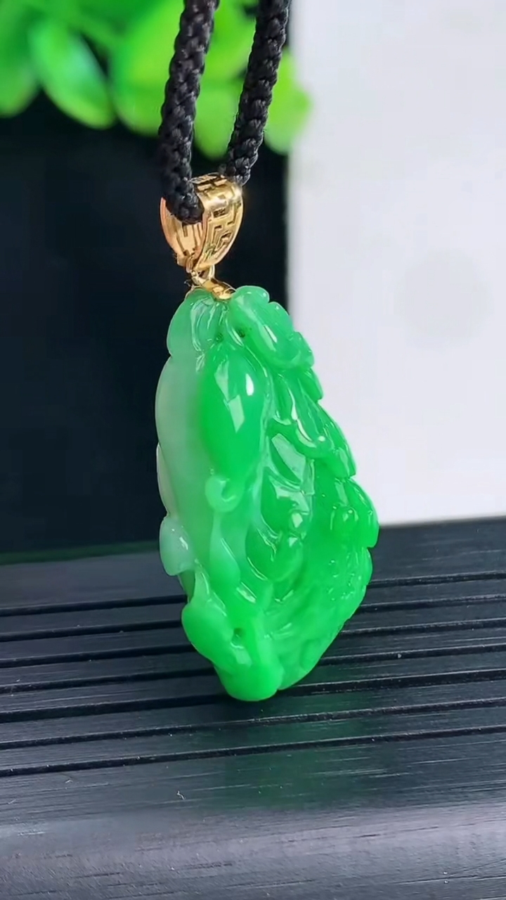 天然A货翡翠白菜吊坠，尺寸30-18.5-10重量:8.25g
4月13日