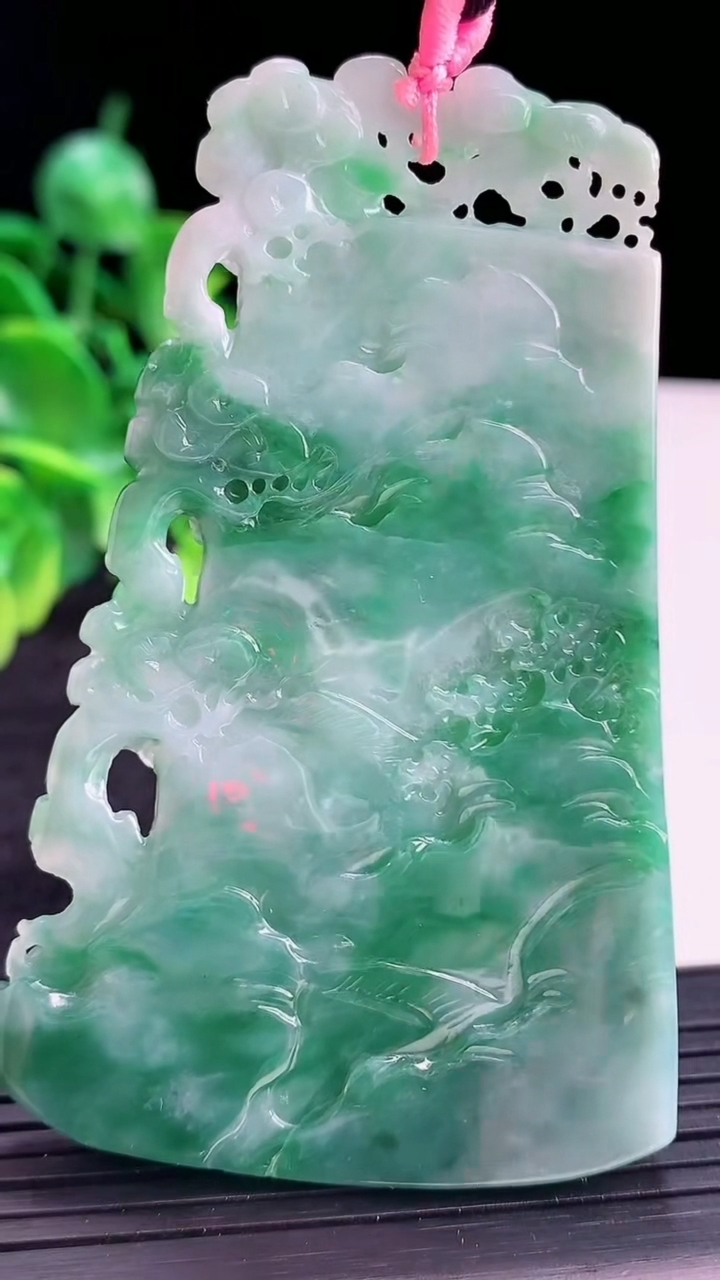 天然A货翡翠山水牌吊坠尺寸76.7-49.1-5.4重量:39.65g
4月13日