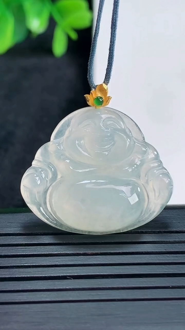 天然A货翡翠佛公吊坠尺寸28.9-29.6-5.2重量:5.76g
4月13日