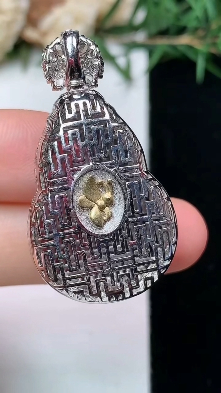 天然A货翡翠葫芦吊坠，尺寸36.5-19.8-10.6，裸石25-17.4，重量:9.12g
4月13日