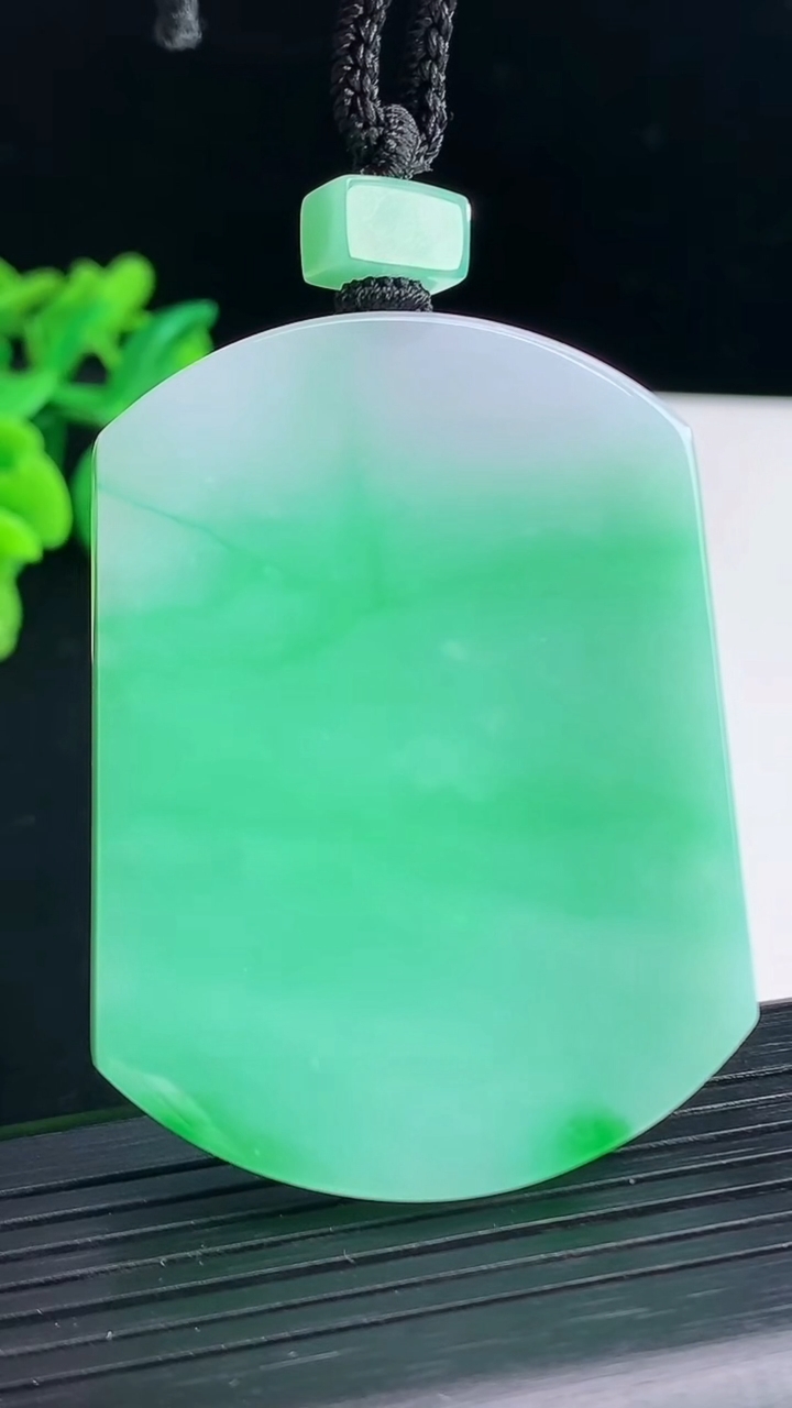 天然A货翡翠无事牌吊坠，尺寸56-42.6-6重量:46.12g
4月13日