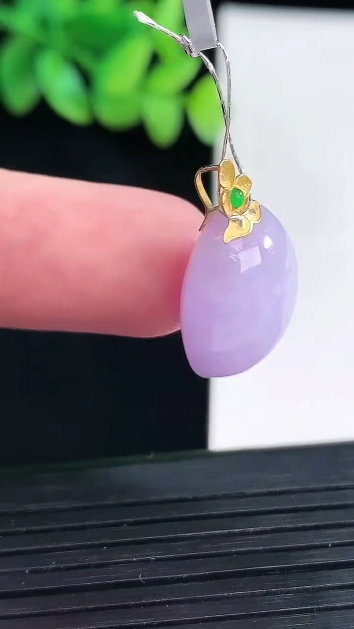 天然A货翡翠18k金紫罗兰蛋面吊坠，尺寸18.5-16.5-9.5重量:4.76g
4月13日