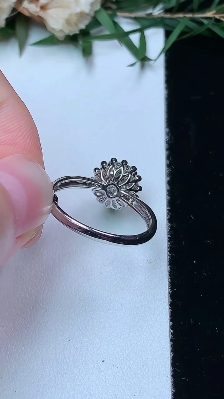 天然A货翡翠蛋面戒指，尺寸16.7-6.8-6.3，重量:2.33g2026年4月13日
工厂直销收藏佳品,种好水足，色泽均匀，有种有色，上手高大气！