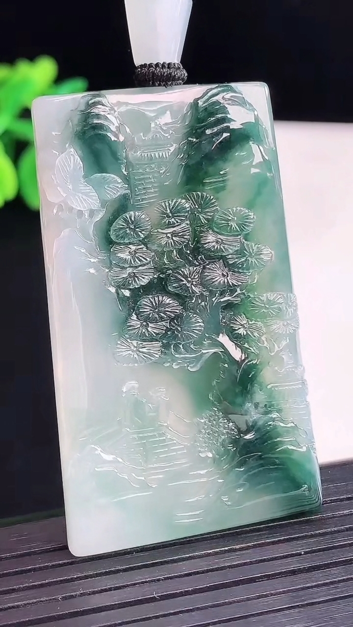 天然A货翡翠种飘花山水牌吊坠，尺寸56-34-5.2重量:33.95g
4月13日