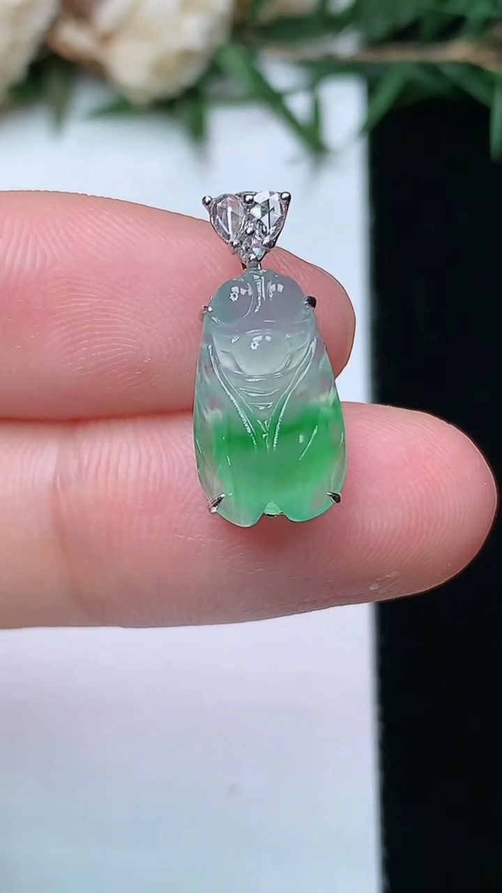 天然A货翡翠一鸣惊人吊坠，尺寸13.9-8.2-6.3，重量:1.49g
4月13日