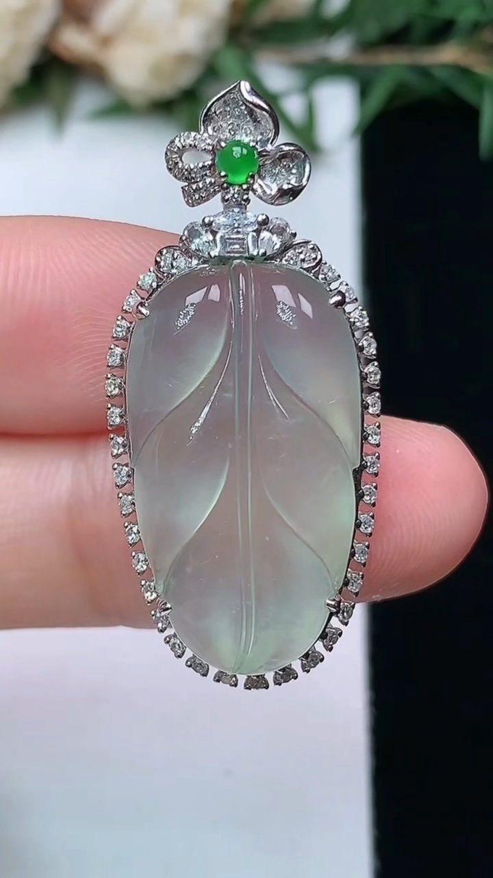 天然A货翡翠金枝玉叶 叶子吊坠，尺寸34.7-16-7.6，裸石13.3-13，重量:4.59g
4