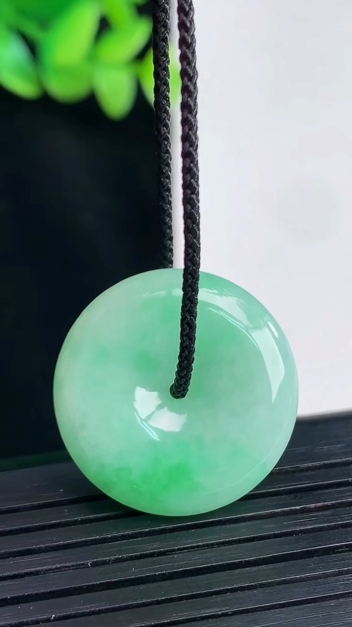 天然A货翡翠平安扣吊坠，尺寸24.5-6重量:7.54g
4月13日