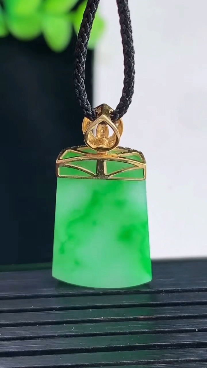 天然A货翡翠无事牌吊坠，尺寸23.5-15-3重量:3.29g
4月13日