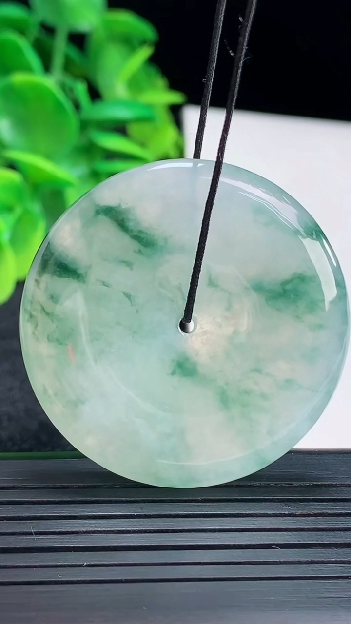 天然A货翡翠飘花平安扣吊坠尺寸41.8-5.4重量:22.03g
4月13日