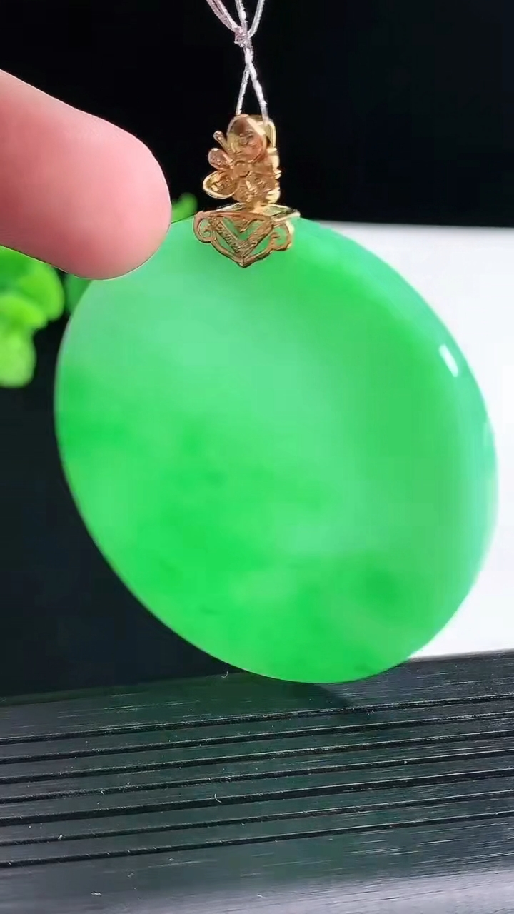 天然A货翡翠无事牌吊坠，尺寸50.5-4重量:27.38g
4月13日