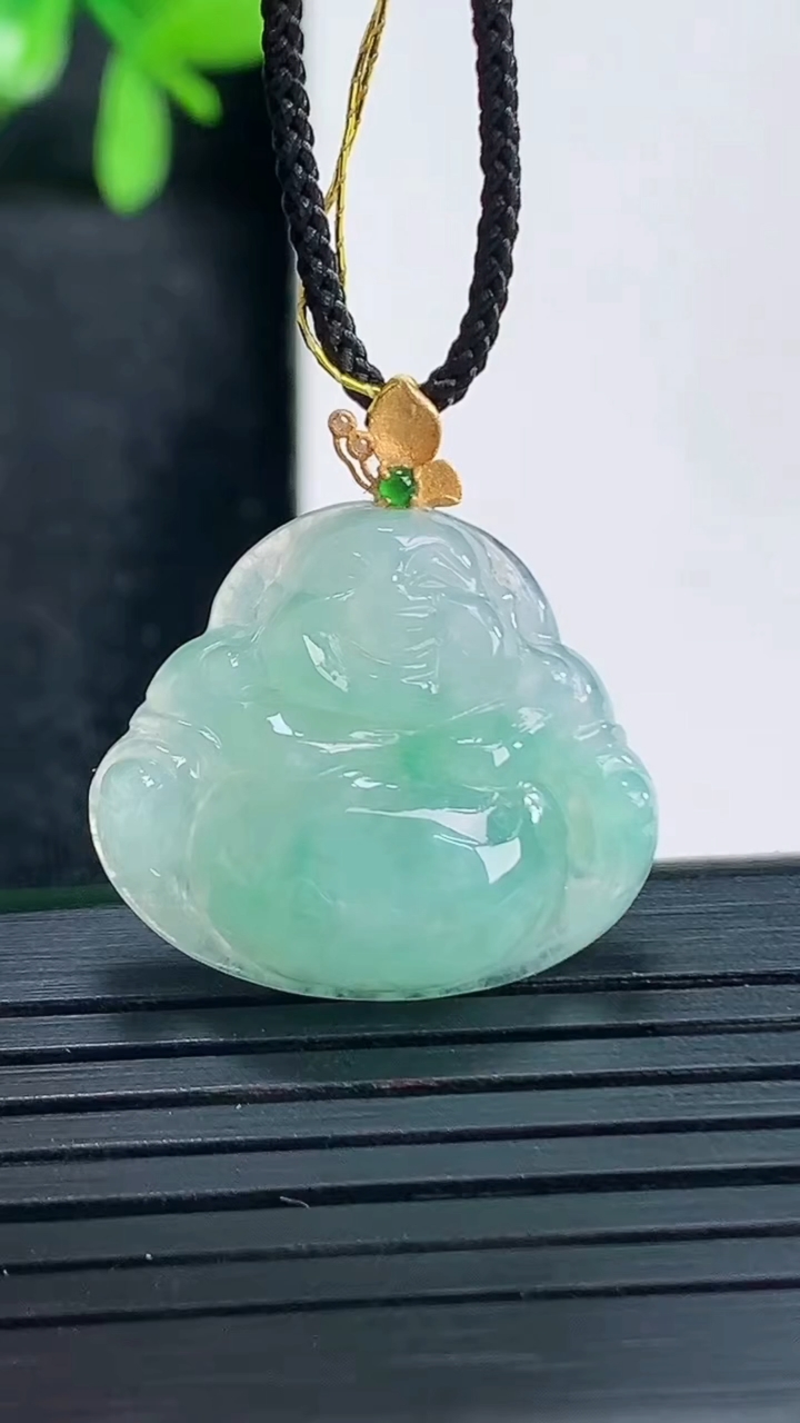 天然A货翡翠佛公吊坠尺寸24.5-22.7-5.4重量:4.00g
4月13日