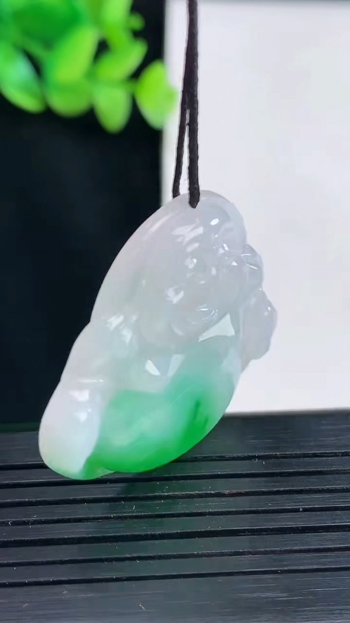 天然A货翡翠佛公吊坠，尺寸32-35-6重量:9.74g
4月13日