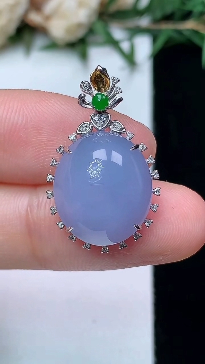 天然A货翡翠k金紫罗兰蛋面吊坠，尺寸24.4-15-8.2，裸石14.5-13，重量:3.51g
4月13日