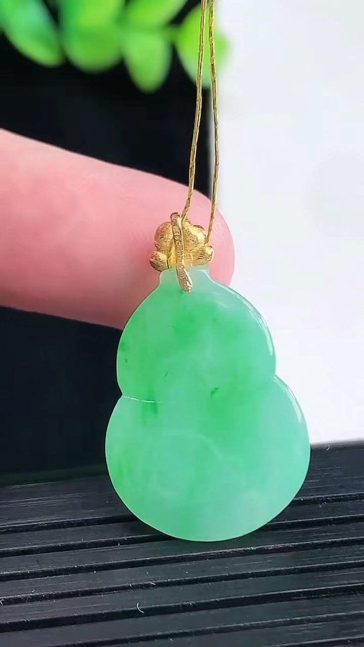 天然A货翡翠葫芦吊坠，尺寸21-18-5重量:3.58g
4月13日