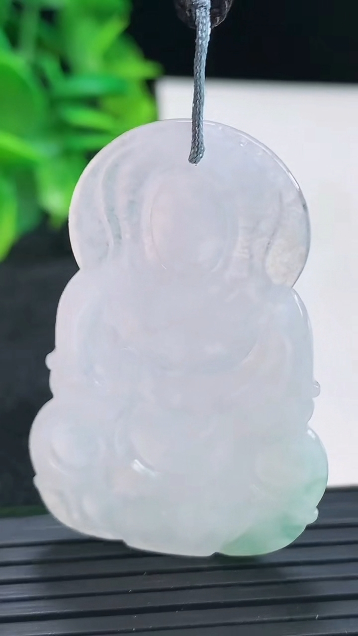 天然A货翡翠观音菩萨吊坠尺寸49.7-31.7-4.6重量:13.75g
4月13日