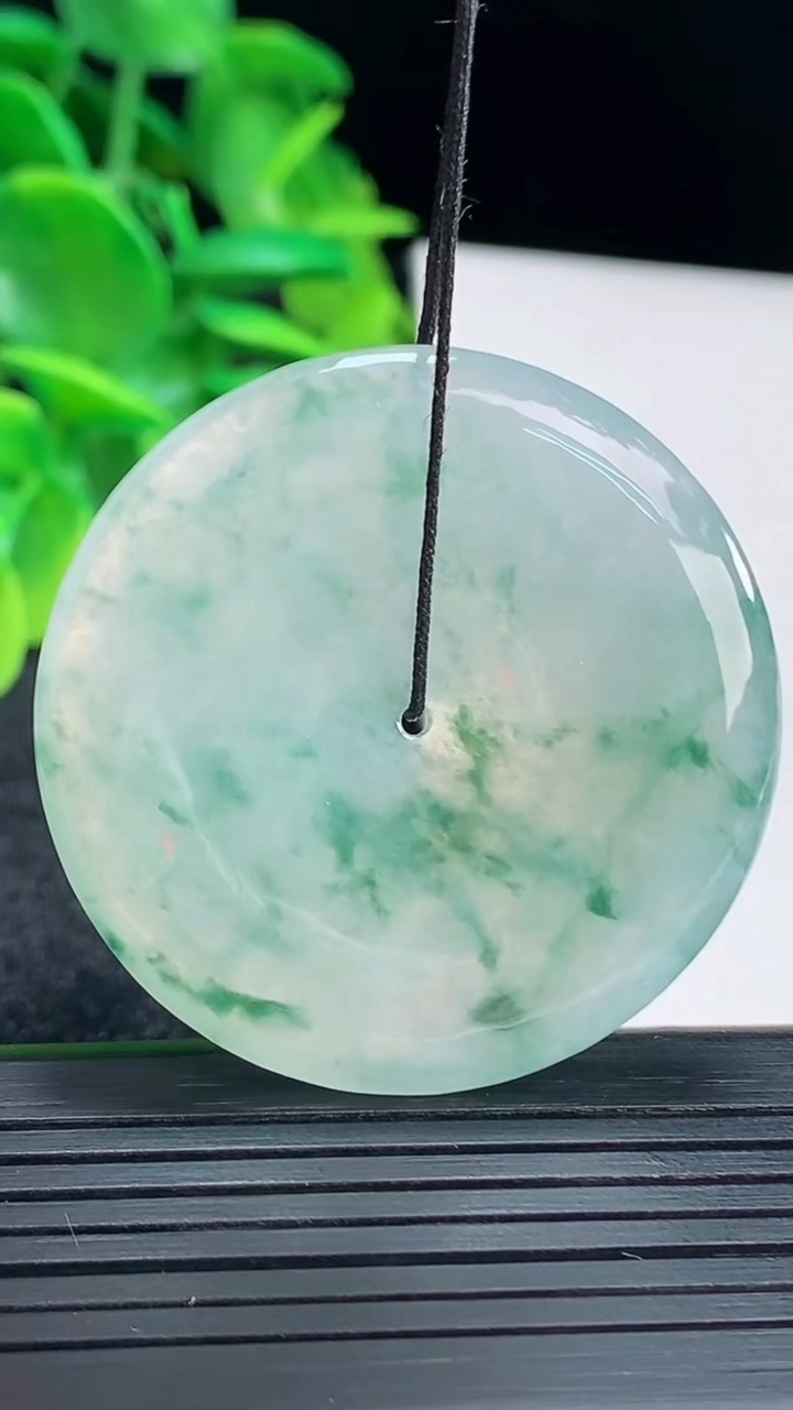 天然A货翡翠飘花平安扣吊坠尺寸42-5.6重量:21.41g
4月13日